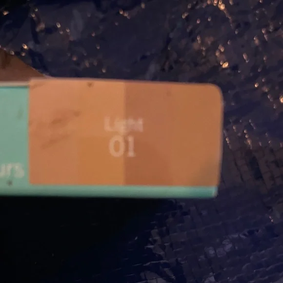 Light 01 Compact Concealer Palette in Mint-Turquoise Packaging - Picture 2 of 2